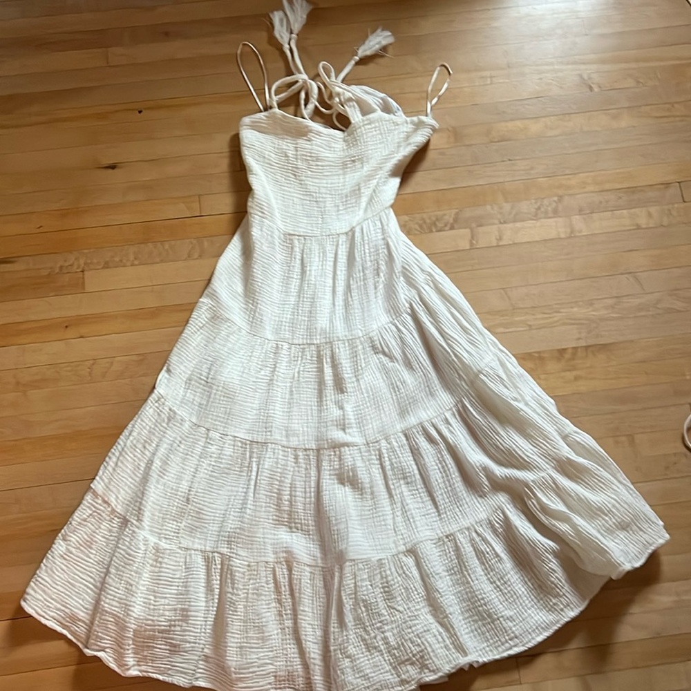 Pretty white summer dress. Fully lined with a fun cut out in the back.
